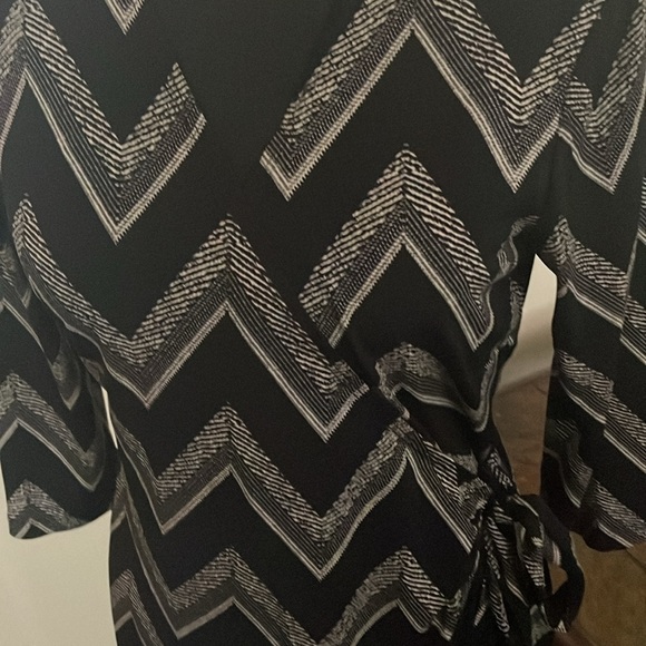 Gorgeous Chevron Print wrap dress 🖤 - Picture 4 of 6